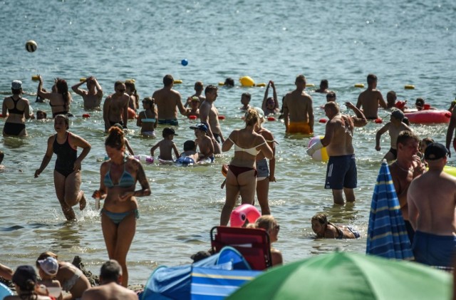 Upalna pogoda sprawiła, że wielu szukało wytchnienia od słońca nad wodą. Nasz fotoreporter zajrzał na popularne kąpielisko w Borównie. Zobaczcie, jak w niedzielę, 16 sierpnia było tam tłoczno.