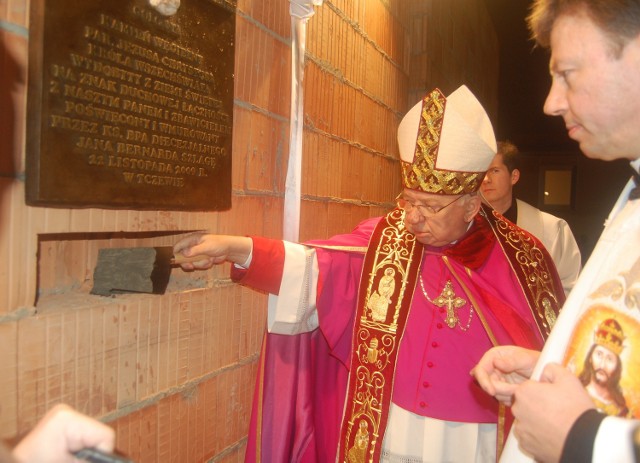 Wmurowania aktu erekcyjnego dokonał biskup pelpliński Jan Bernard Szlaga