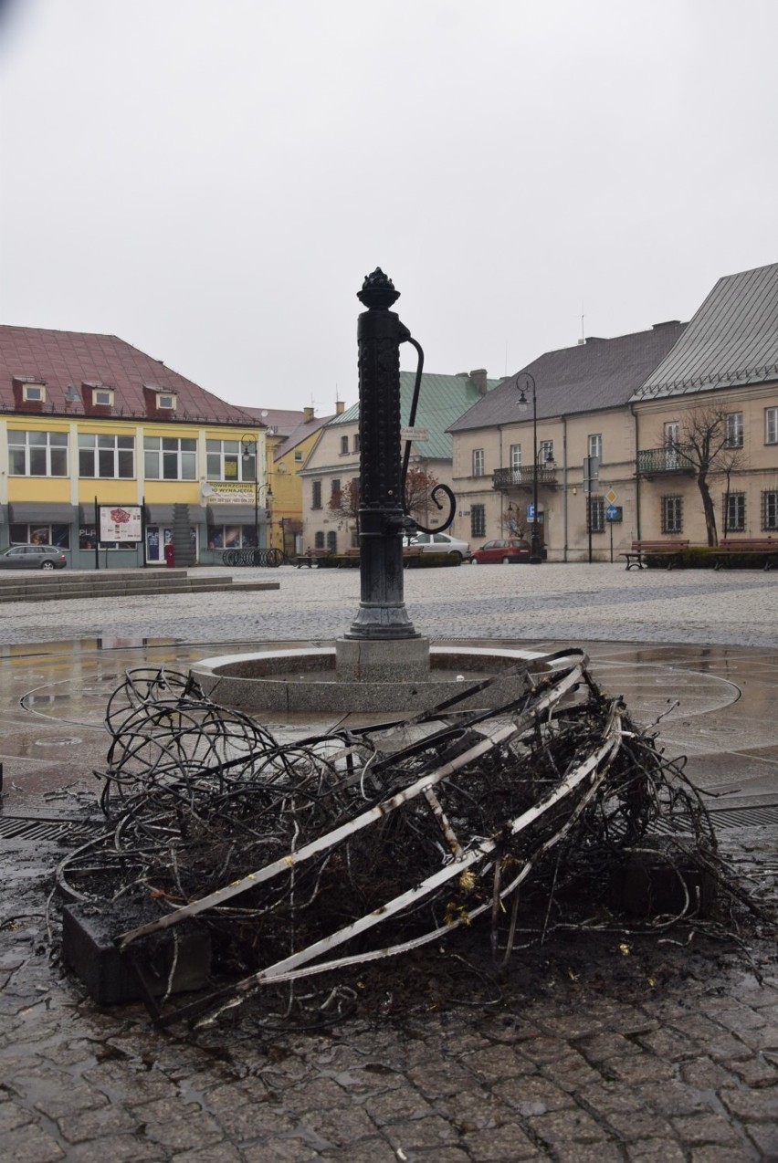 Spłonął św. Mikołaj na sieradzkim Rynku (ZDJĘCIA)