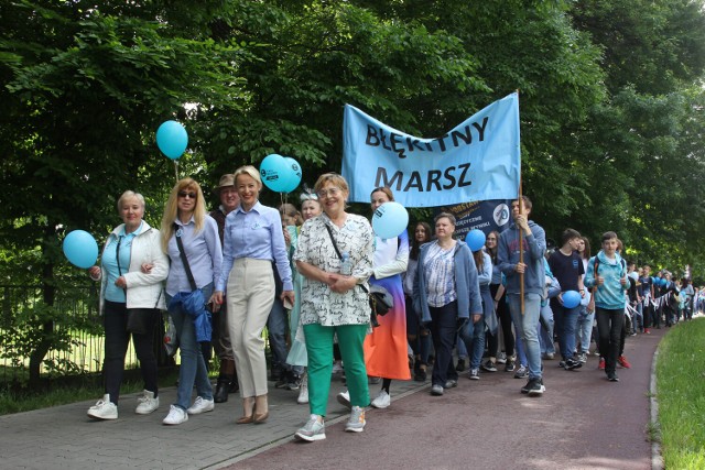 Ulicami Sosnowca przeszedł Błękitny Marsz. Jego uczestnicy okazali w ten sposób wsparcie dla osób z autyzmem. Zobacz kolejne zdjęcia. Przesuwaj zdjęcia w prawo - naciśnij strzałkę lub przycisk NASTĘPNE