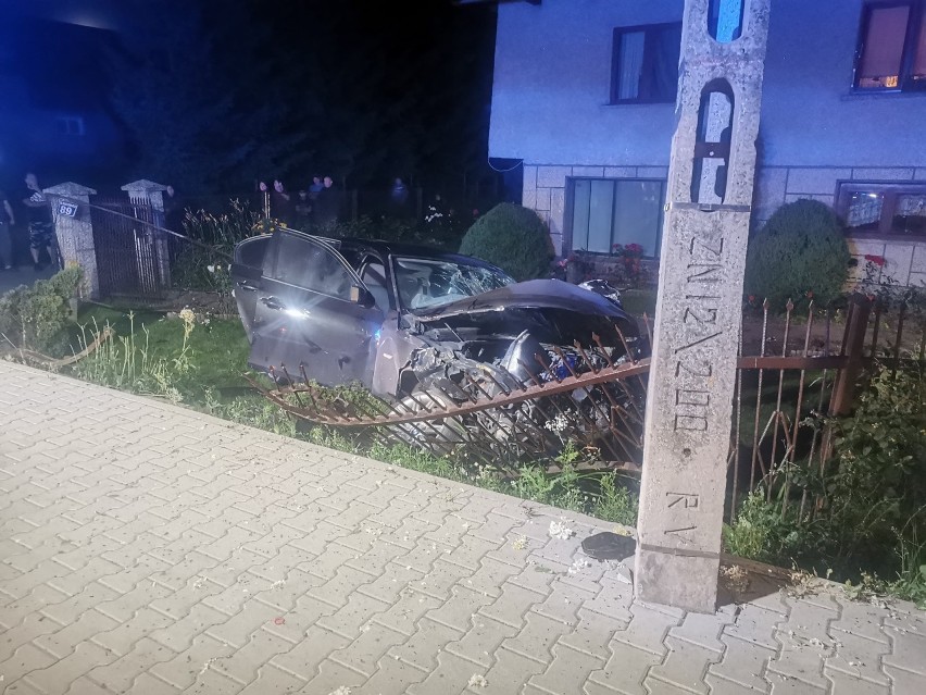 Podhale. BMW wjechało w ogrodzenie, kierowca uciekł. Szuka go policja 