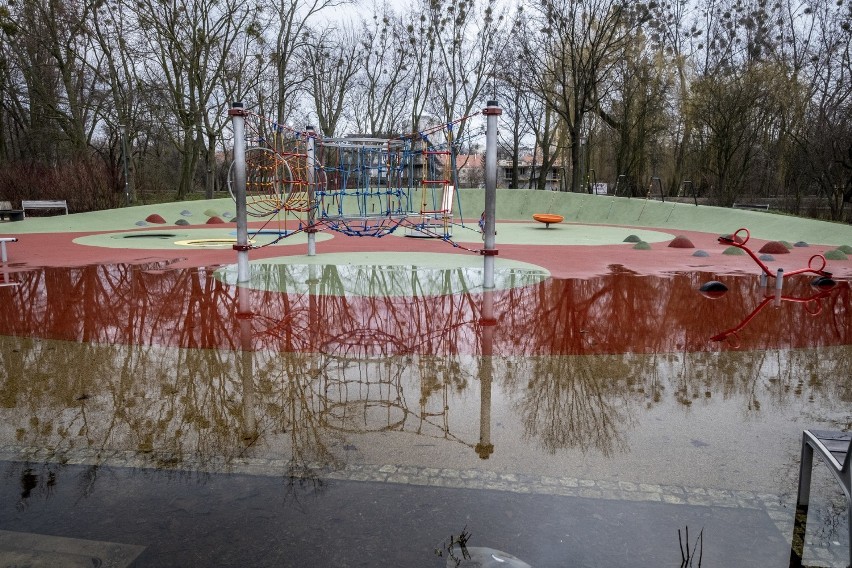Park Wodziczki w Poznaniu znowu pod wodą. Zalany jest plac...