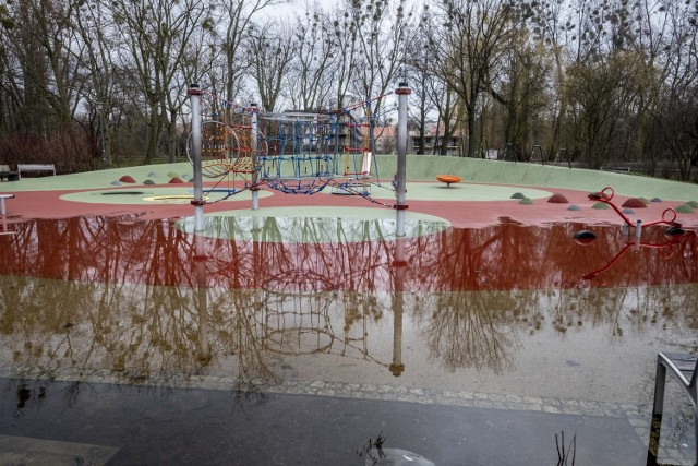 Park Wodziczki w Poznaniu znowu pod wodą. Zalany jest plac zabaw. Nie można usiąść na ławce, zagrać w tenisa i skorzystać z drabinek.