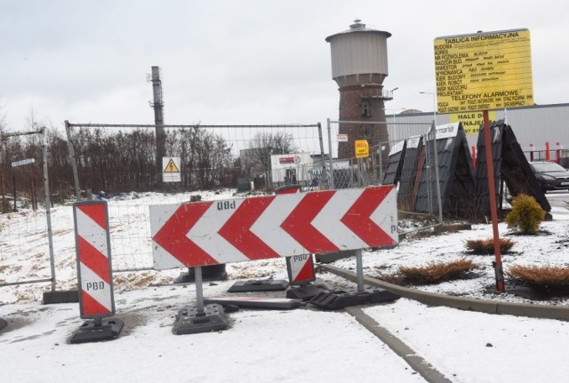 Nowy odcinek drogi powstanie na terenie dawnej fabryki Dozamet. Będzie przebiegać koło marketu budowlanego położonego tuż przy rondzie.