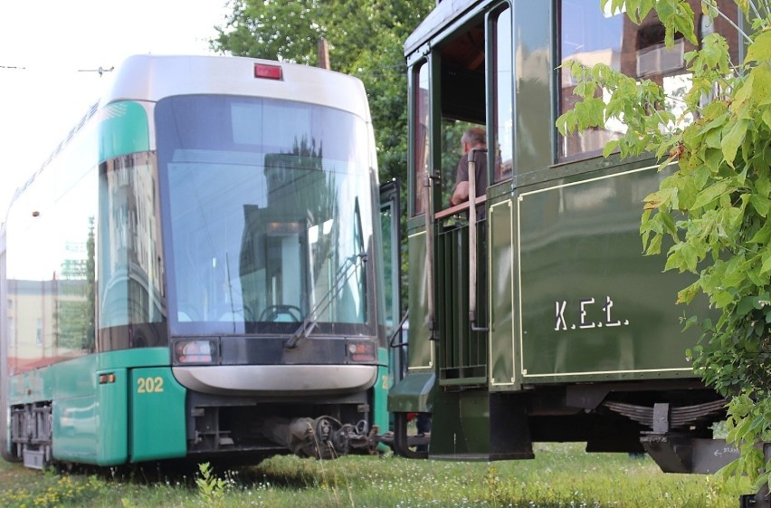 Tramwaje z Helsinek dotarły do Łodzi 7 lipca o godz. 5 rano....