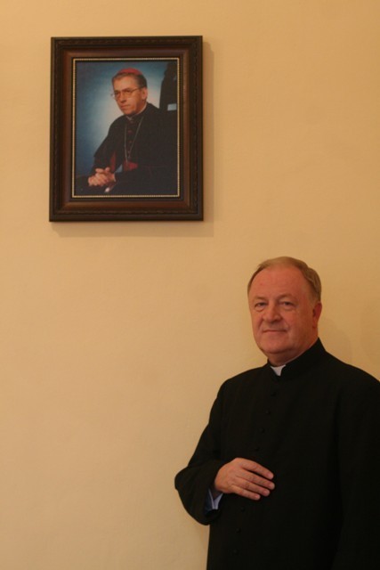 W jednej z salek na probostwie parafii pw. św. Marii Magdaleny wisi zdjęcie abp Skworca, wśród zdjęć metropolitów katowickich. Ks. Henryk Jonczyk chyba miał przeczucie, wieszając je w tym miejscu