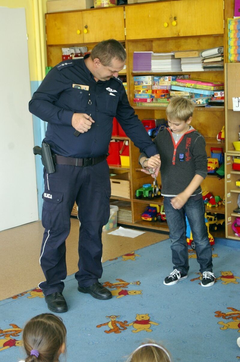 Chrzypsko Wielkie - Policjant z wizytą w przedszkolu [ZDJĘCIA]