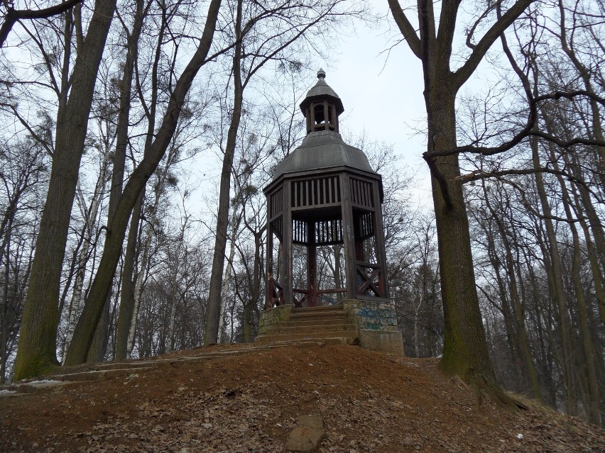 Wieżyczka romantyczna w parku miejskim w Tarnowskich Górach....