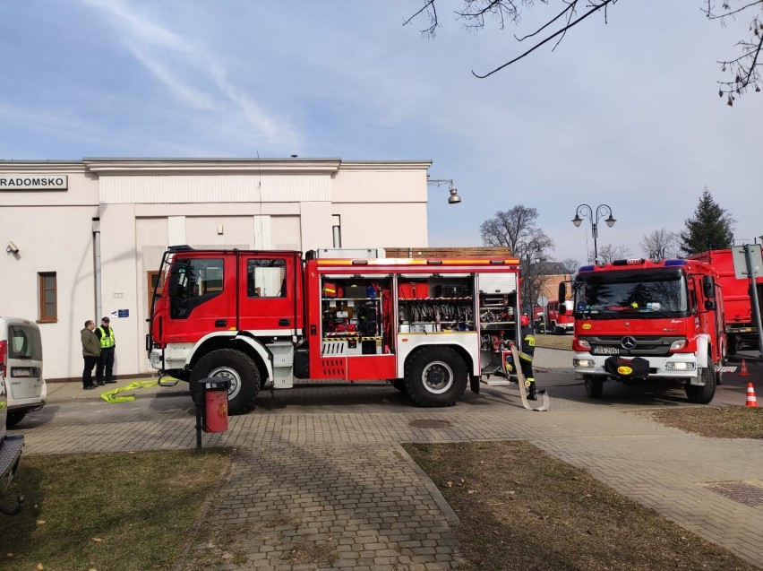 Pożar i ewakuacja. Ćwiczenia strażaków na dworcu PKP w Radomsku