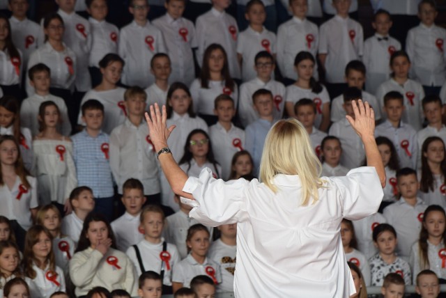 Taka sprawa tylko w Sieradzu.Prawie 800 uczniów śpiewało Mazurka Dąbrowskiego