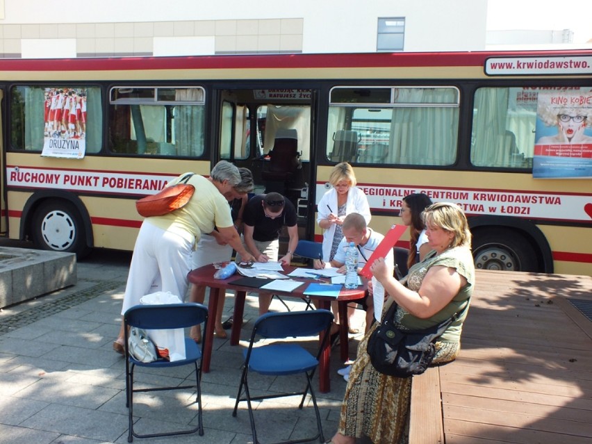 Akcja krwiodawstwa w Bełchatowie. Autobus do pobierania krwi...