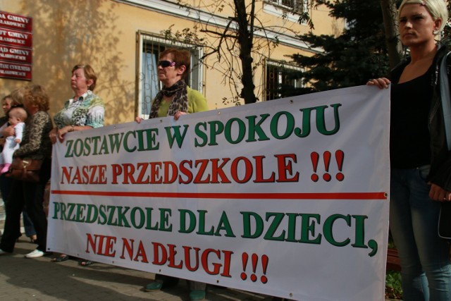 Protest w sprawie przedszkola w Łomnicy