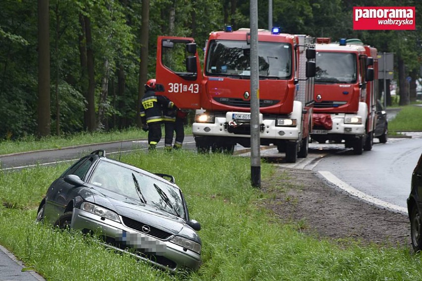 Wałbrzych: Wypadek na Strzegomskiej. Kierowca zakleszczony w samochodzie [ZDJĘCIA]