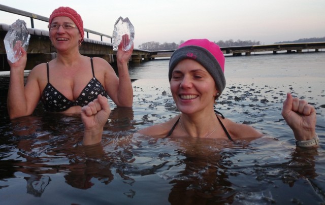 Jesienno - zimowe kąpiele nie straszne wolsztyniankom. Kobiety w Wolsztynie morsują w jeziorze wolsztyńskim. Panie raz w tygodniu spotykają się na plaży, zakładają stroje kąpielowe i wchodzą na kilka minut do lodowatej wody. 

Zobacz więcej: Kobiety w Wolsztynie morsują w Jeziorze Wolsztyńskim