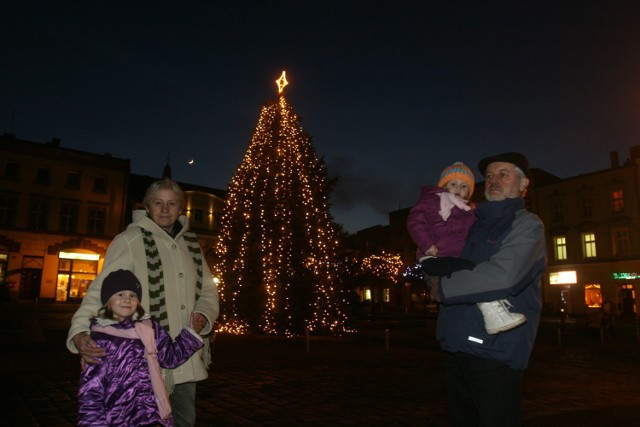 Państwo Sowa z wnuczkami, Klaudią i Oliwią, też głosowali na mysłowickie drzewko.