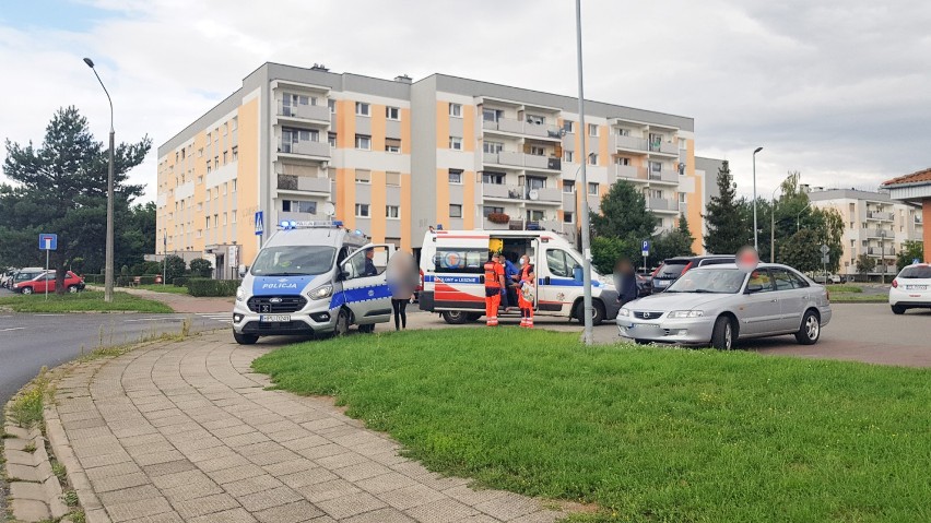 Leszno. Były radny potrącony pod marketem w czasie próby zatrzymania łamiacej przepisy. Kierująca zapewnia, że bała się ataku 