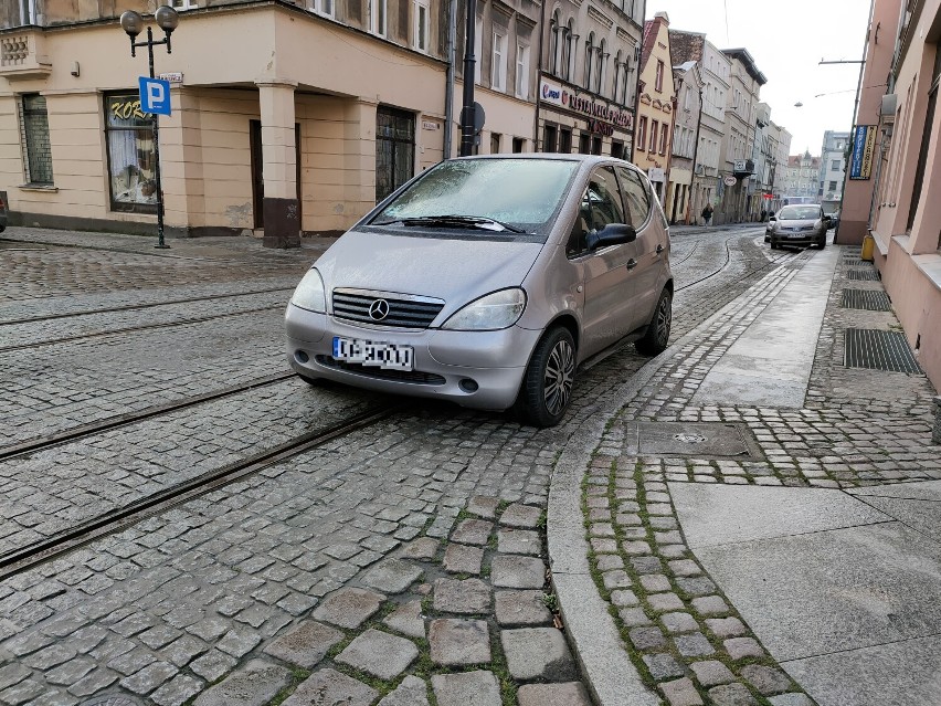 Tramwaje wróciły na ulice Grudziądza i... mają problem z przejazdem, bo torowisko notorycznie jest zastawiane