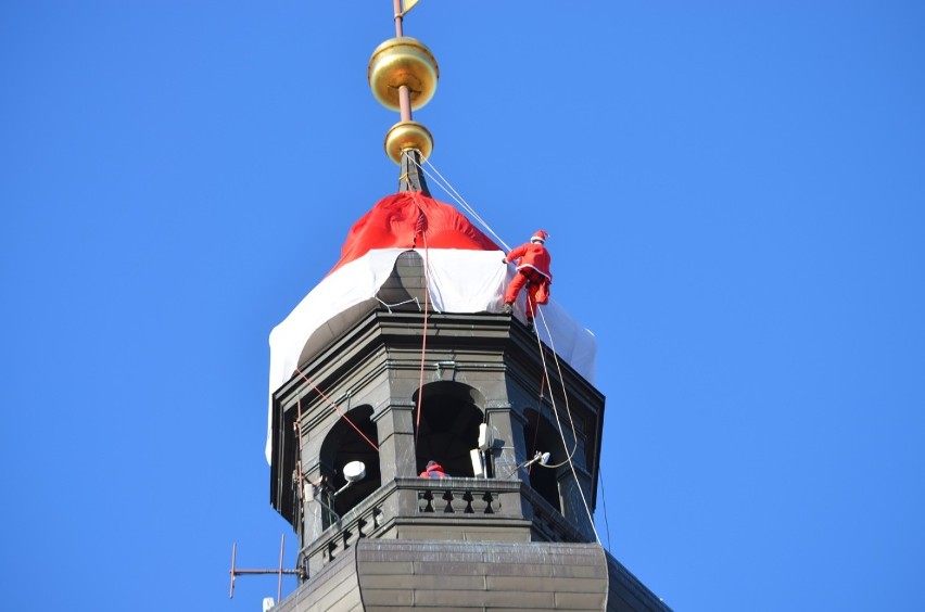 Ratuszowa wieża ma gigantyczną mikołajową czapkę (ZDJĘCIA/FILM)