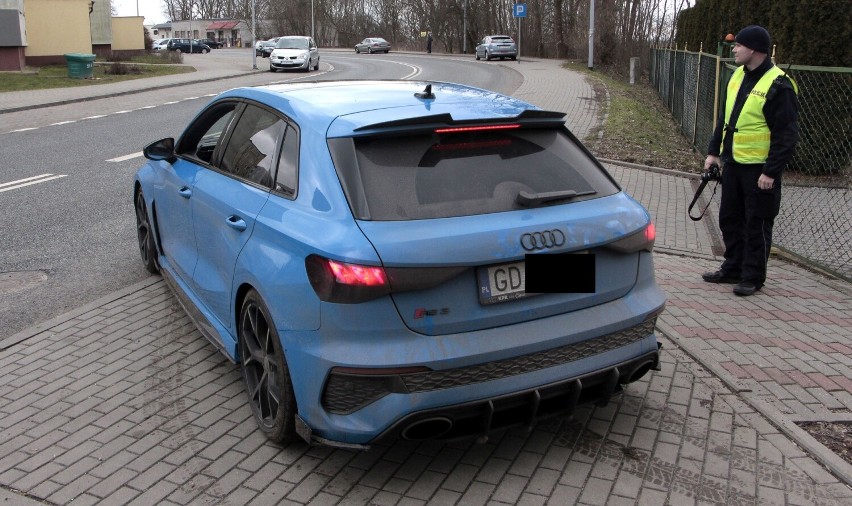 Najnowszy spalinowy model sportowego audi porzucono w lesie...