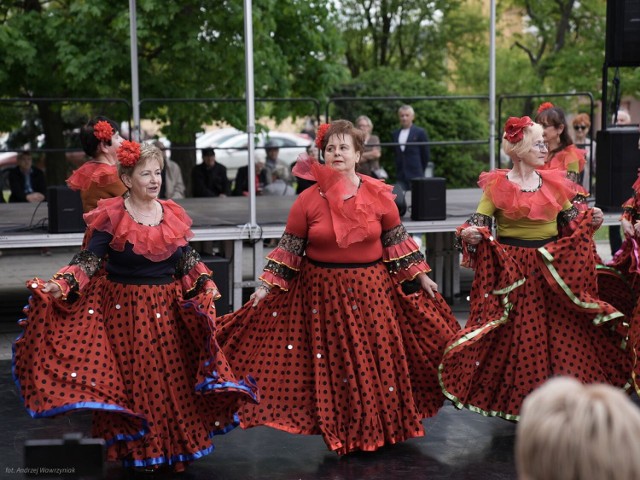 Kolorowo, muzycznie i tanecznie było podczas finałowej imprezy III Zduńskowolskich Dni Seniora przed Ratuszem