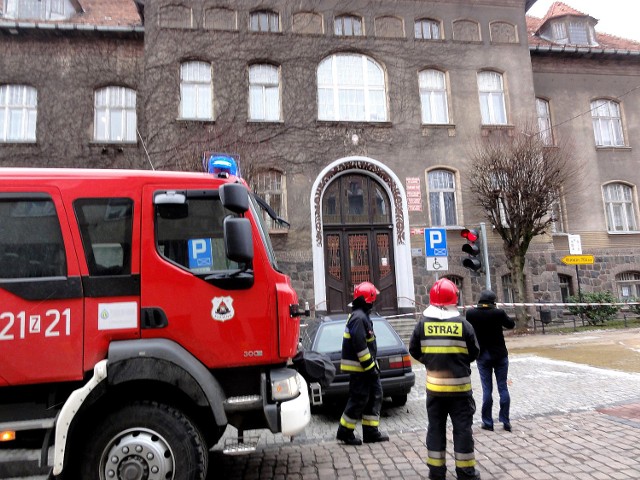 Urząd Miejski - Sławno - uwaga na lecące dachówki