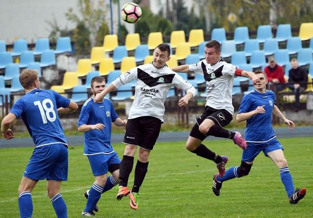 Piłkarze Krajny Sępólno (na biało) notują ostatnio serię porażek.