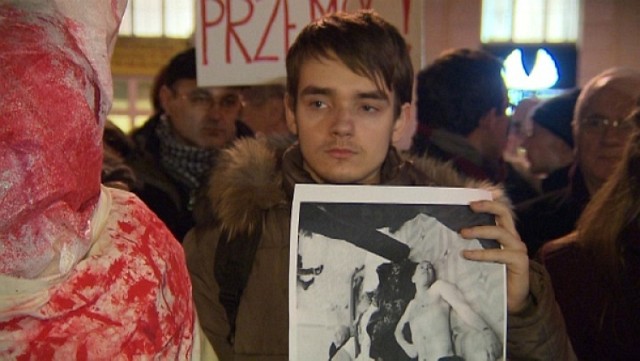 Demonstrowali przed ambasadą Ukrainy w Warszawie [wideo]