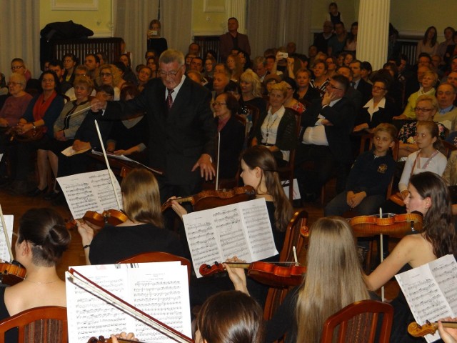 Trwa Festiwal Muzyki Romantycznej. W sobotę 7 listopada w sali koncertowej Starostwa Powiatowego w Skierniewicach. Wystąpili absolwenci szkoły muzycznej w Skierniewicach: Antoni Wojciechowski (wiolonczela), Sława Stronczyńska (fortepian) i Magdalena Wiśniewska (skrzypce) oraz Elżbieta Budnik (fortepian). Zagrała także Orkiestra Festiwalowa pod dyrekcją Mariana Chmielewskiego.