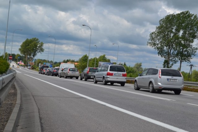 Kiezmark. Od południa rybacy z całego Pomorza protestują na drodze krajowej nr 7. Kierowcy muszą liczyć się ze sporymi utrudnieniami. Korek na trasie ma już kilka kilometrów i wciąż się wydłuża. 

