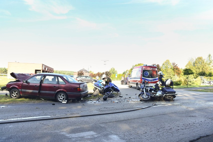 Dwóch motocyklistów w ciężkim stanie trafiło do szpitala w Lesznie po wypadku, do którego doszło na Osieckiej w Lesznie. Kierowca volkswagena najprawdopodobniej wymusił pierwszeństwo skręcając na cmentarz i staranował dwa jednoślady.