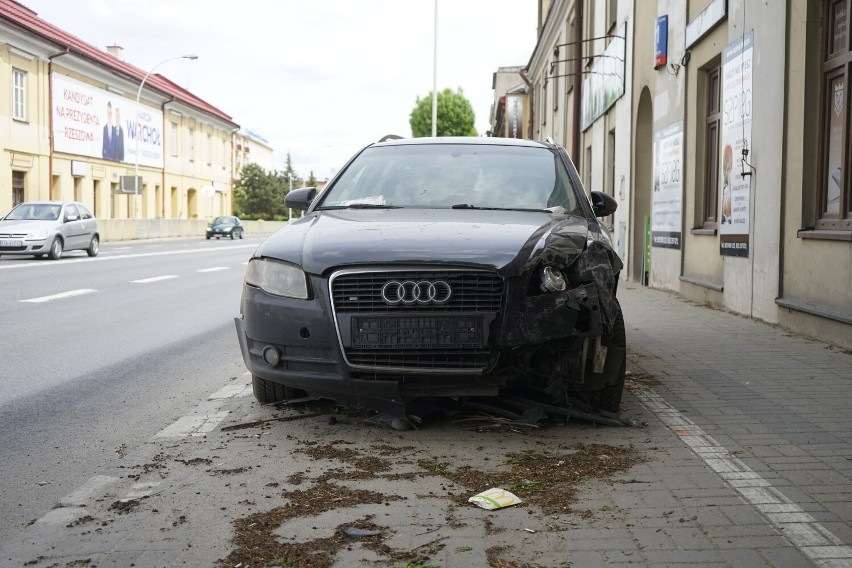 Rozbity samochód od miesięcy stoi przy Piłsudskiego w Rzeszowie. Za wycieraczką kilkadziesiąt mandatów, właściciel "wyparował"