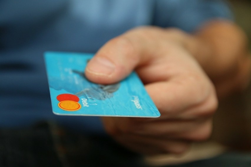 Mężczyzna znalazł w Bełchatowie kartę bankomatową i zrobił sobie zakupy