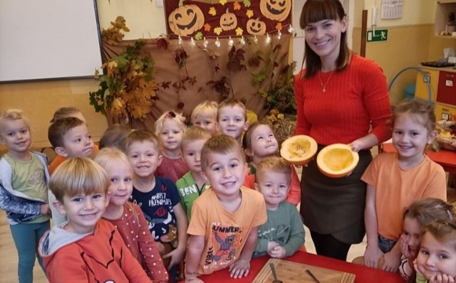 Dzień Dyni w przedszkolu w Wilczyskach pozwolił dzieciom poznać wielką różnorodność gatunków i wzbogacił wiedzę na ich temat