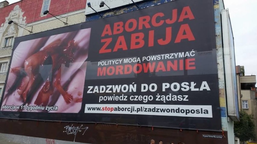 Po raz kolejny w Poznaniu zawisł bilbord ze zmasakrowanymi...