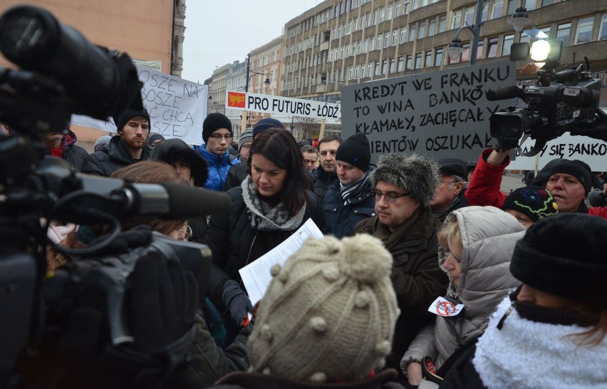 Protest "frankowiczów" w Łodzi na Piotrkowskej