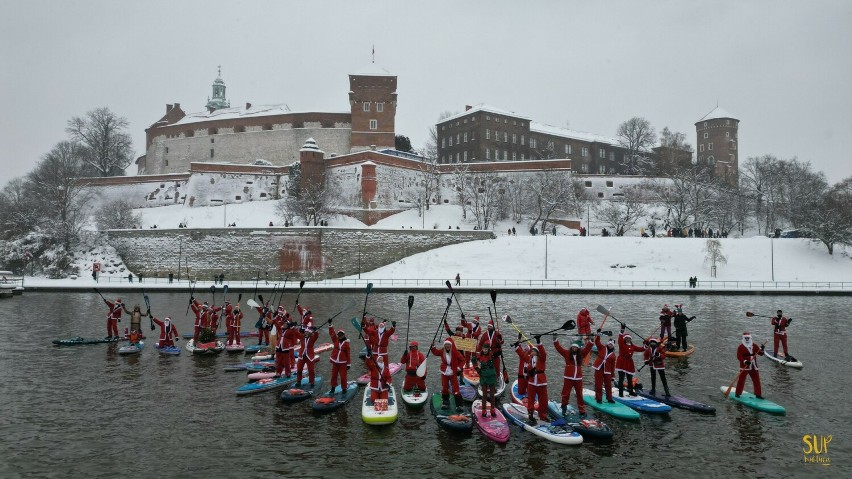Kraków. Niezwykły orszak św. Mikołaja na deskach charytatywnie popłynął Wisłą. Zrzutka wciąż trwa