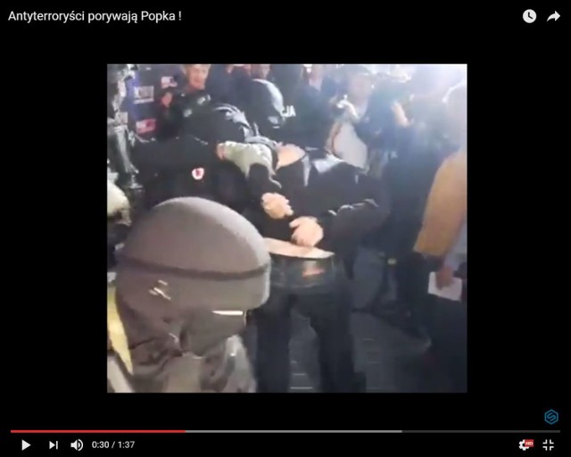 Popek aresztowany w Złotych Tarasach? Kontrowersyjny raper ponownie wpadł w ręce "policji" [WIDEO]