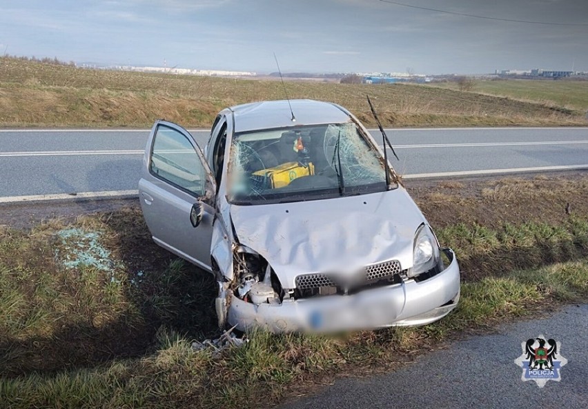 Wypadek w Wałbrzychu. Auto wpadło w poślizg na mokrej...