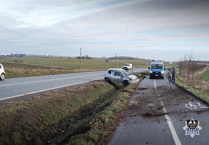 Wypadek w Wałbrzychu. Auto wpadło w poślizg na mokrej...