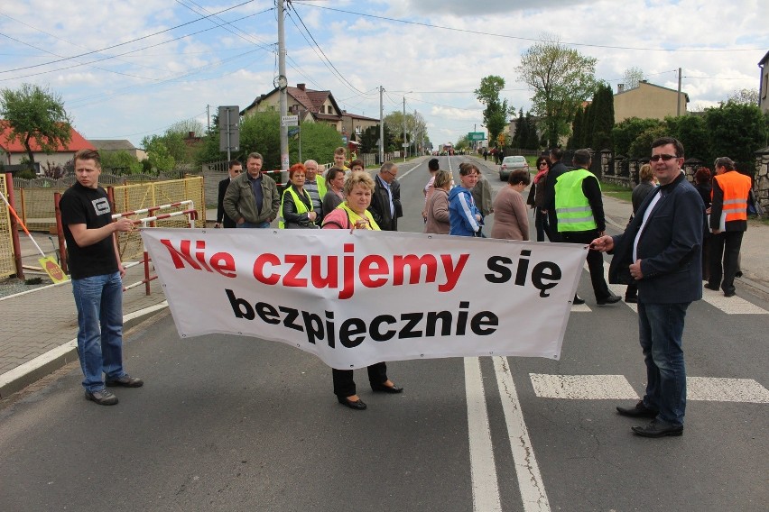 Mieszkańcy Mierzęcic znowu blokują drogę. Tak protestują już po raz trzeci