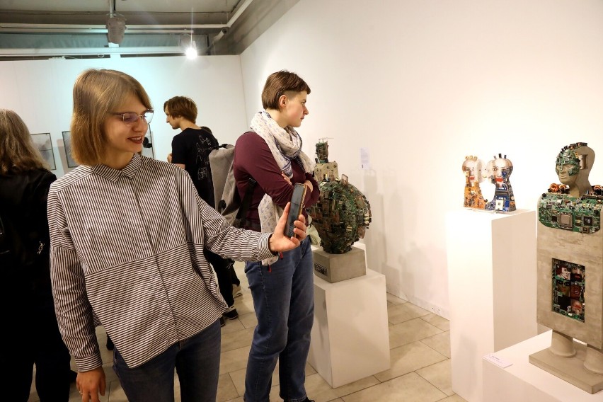 Wystawa bałtyckiego szkła artystycznego przyjmuje za punkt wyjścia pojęcie topnienia – właściwość szkła