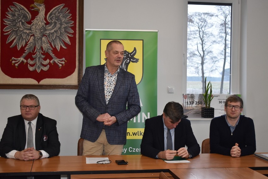 15 grudnia 2022 roku w Urzędzie Gminy w Czerminie wójt Sławomir Spychaj i wicemarszałek Krzysztof Grabowski podpisali umowę, na mocy której nasz samorząd otrzyma 3 mln zł na zadania z zakresu gospodarki wodno-ściekowej