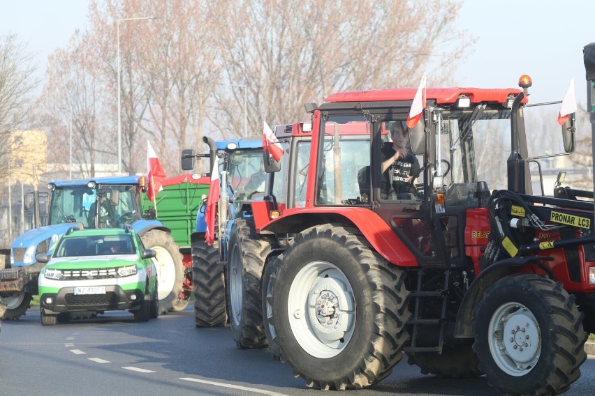 Trwa strajk rolników na ulicy Jaworzyńskiej w Legnicy. Tworzą się ogromne korki, drogi zablokowane, zobaczcie zdjęcia