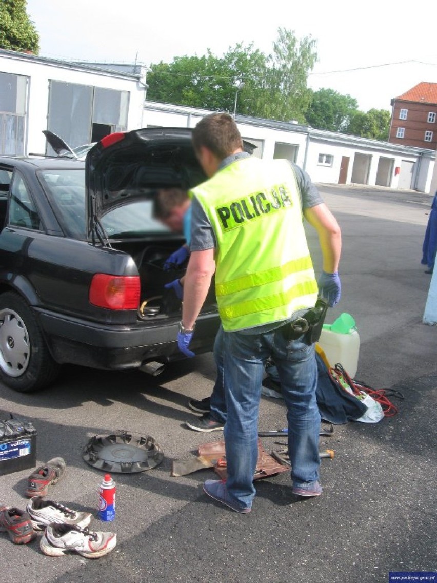 Policjanci z Kętrzyna odzyskali samochody i znaleźli...