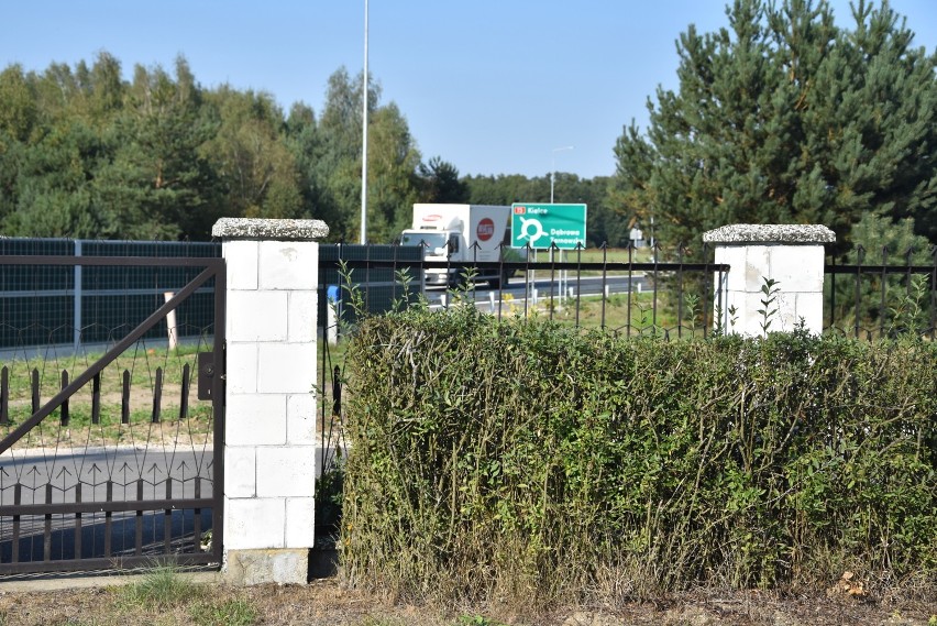 Dąbrowa Tarnowska. Stawiają ekrany akustyczne tam, gdzie ludzie ich nie chcą, a brakuje ich przy nowo wybudowanej obwodnicy miasta [ZDJĘCIA]