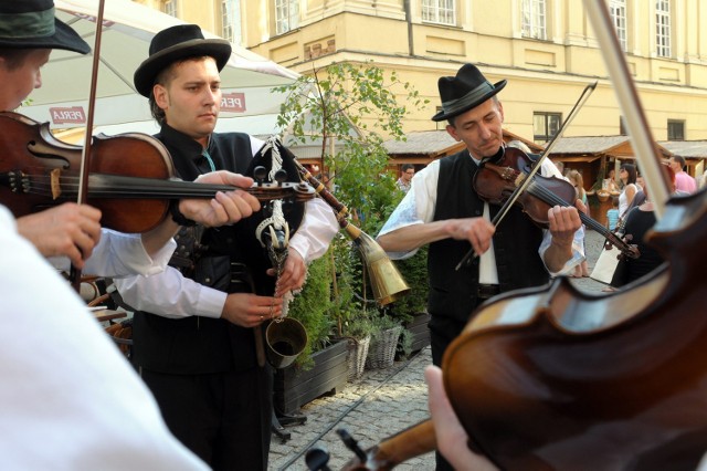 Jarmark Jagielloński 2013 w Lublinie już zakończony

"Tradycja to piękno, które chronimy, a nie więzy, które nas krępują" - stwierdził niegdyś amerykański poeta Ezra Pound. Zakończony w niedzielę Jarmark Jagielloński pokazał, jak udanie dbać o piękno tradycji.