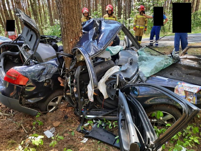 Fatalny wypadek na drodze z Chojna do Sierakowa. Audi roztrzaskało się na drzewie! [ZDJĘCIA]