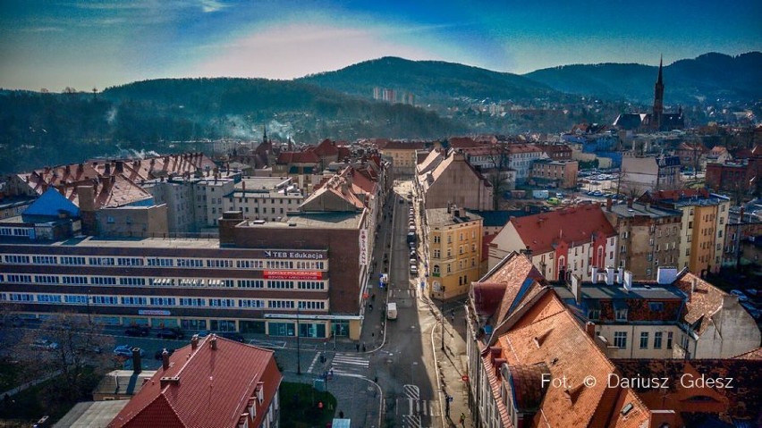 Nieziemski Wałbrzych i niezwykłe Śródmieście miasta widziane z drona (ZDJĘCIA)