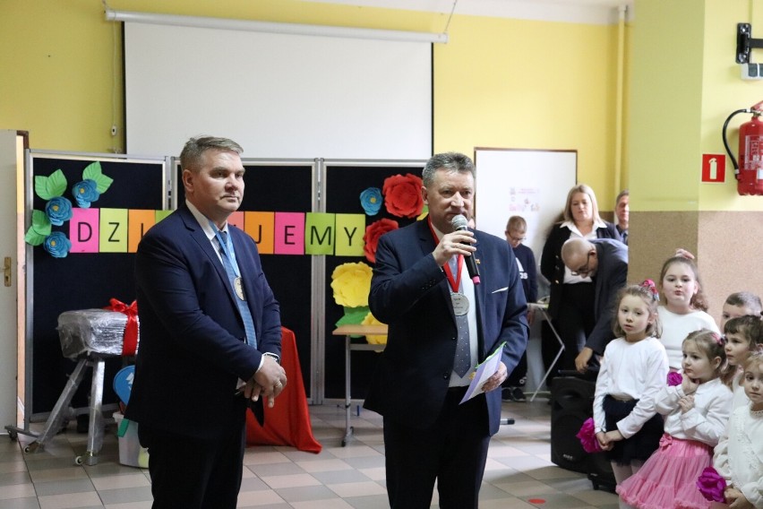 Radni z gminy Kolno przyjechali do szkoły w Wykowie z prezentami. W zamian dostali medale 