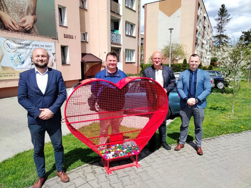 Nowy Sącz. W mieście stanęło kolejne serce na nakrętki. Dochód z ich sprzedaży zasili konto potrzebujących